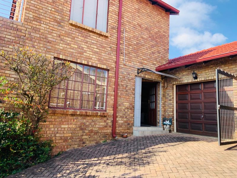 Stunning 3-Bedroom Townhouse Available for Rent - Photo 2