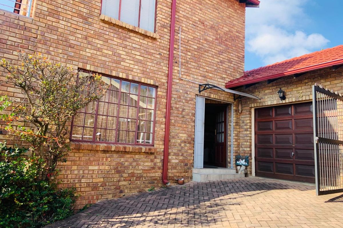 Stunning 3-Bedroom Townhouse Available for Rent - Photo 2