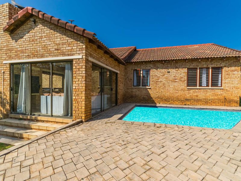 Perfect for families - modern Home with pool and garden - Photo 2