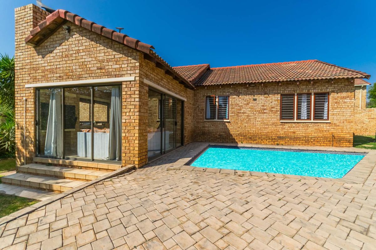Perfect for families - modern Home with pool and garden - Photo 2