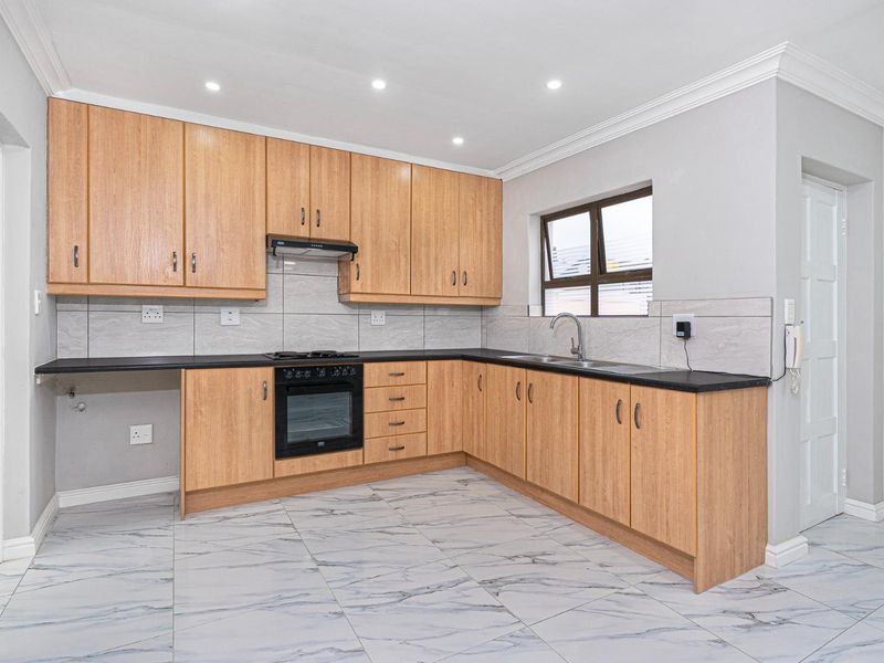 Beautiful, Immaculate 3-Bedroom Home in Prime, Sought-After Location - Photo 7