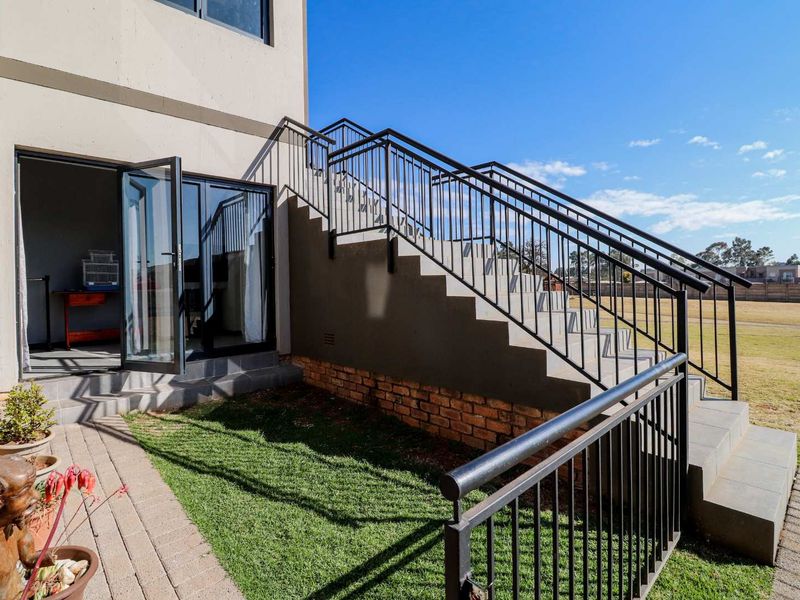 Modern Townhouse with Open Plan Living - Ground Floor Unit Next to Park - Photo 2