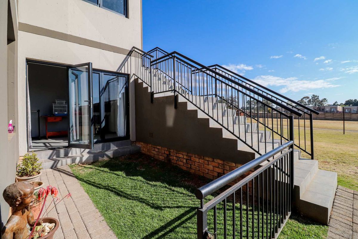 Modern Townhouse with Open Plan Living - Ground Floor Unit Next to Park - Photo 2