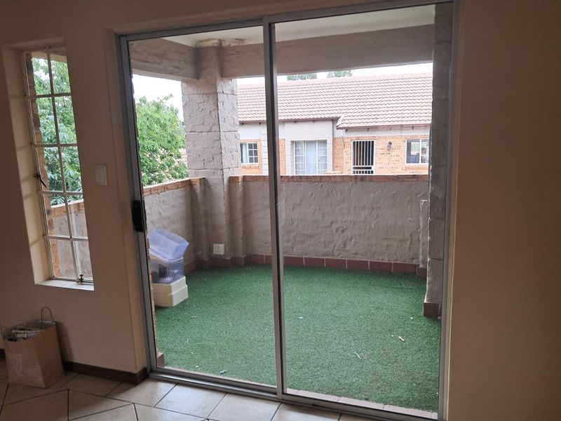 3 Bedroom Apartment for Sale - Photo 2