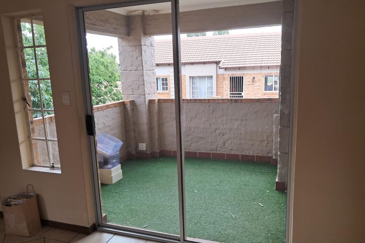 3 Bedroom Apartment for Sale - Photo 2