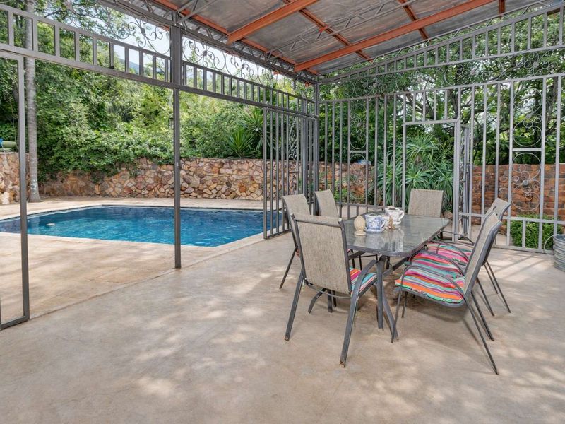 "Dive Into Comfort: Stunning Poolside Sanctuary with Granny Flat!" - Photo 3