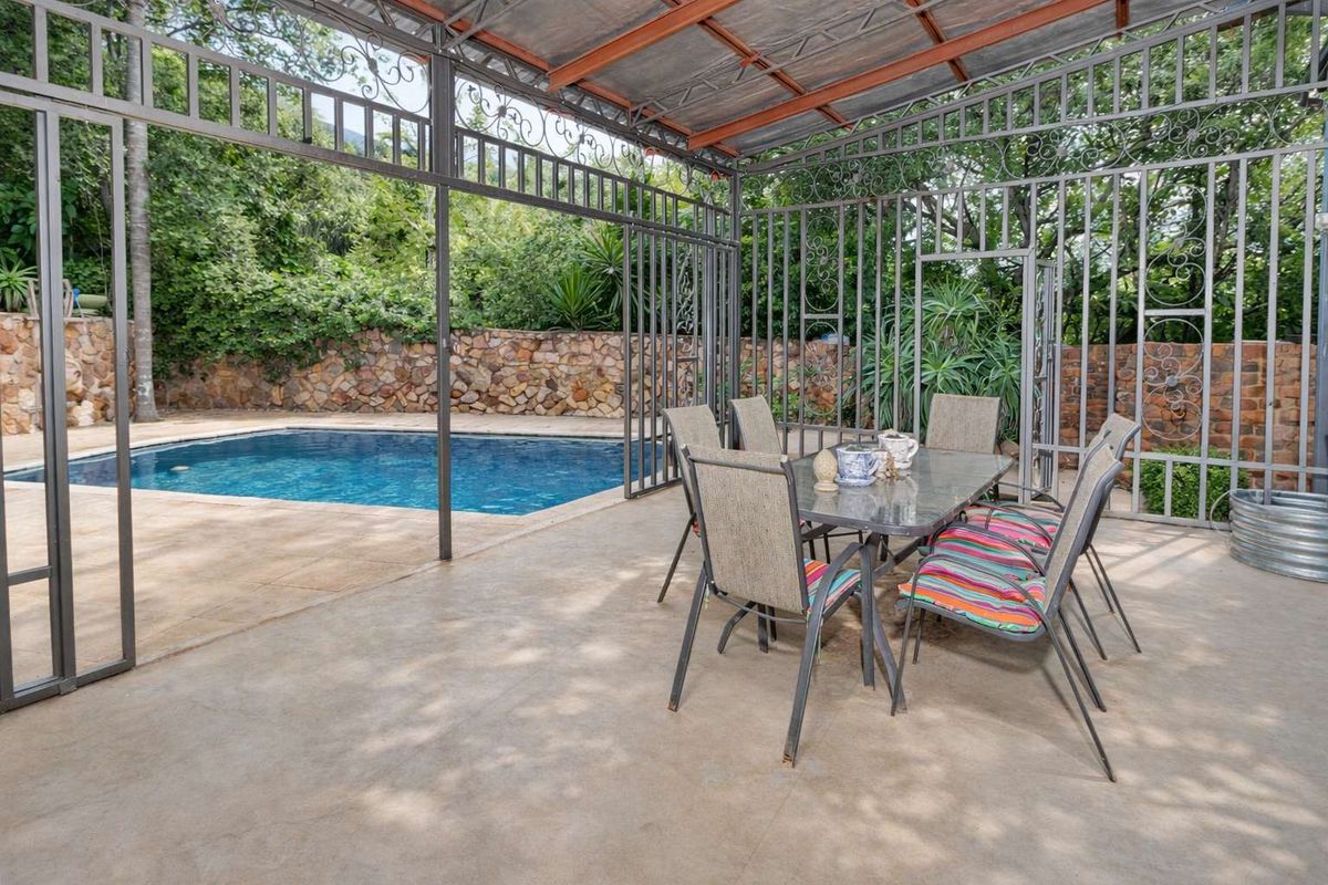 "Dive Into Comfort: Stunning Poolside Sanctuary with Granny Flat!" - Photo 3