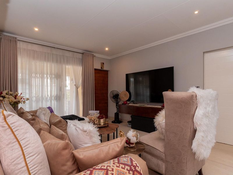 Modern, Move-In Ready 3 Bedroom Home in a Secure Estate in Pomona - Photo 10