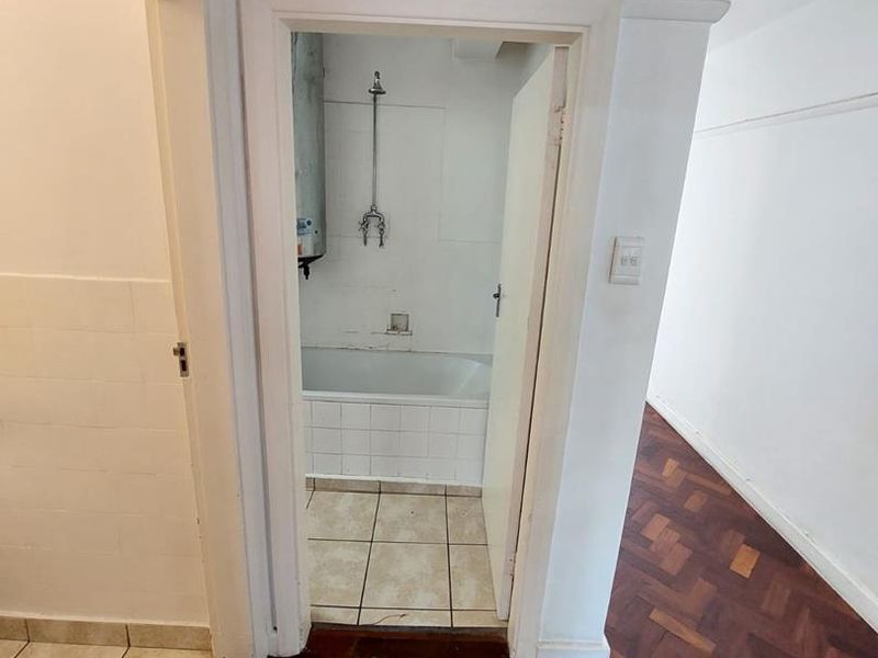 Unfurnished 3-Bedroom Apartment To Rent in Long Street! - Photo 10