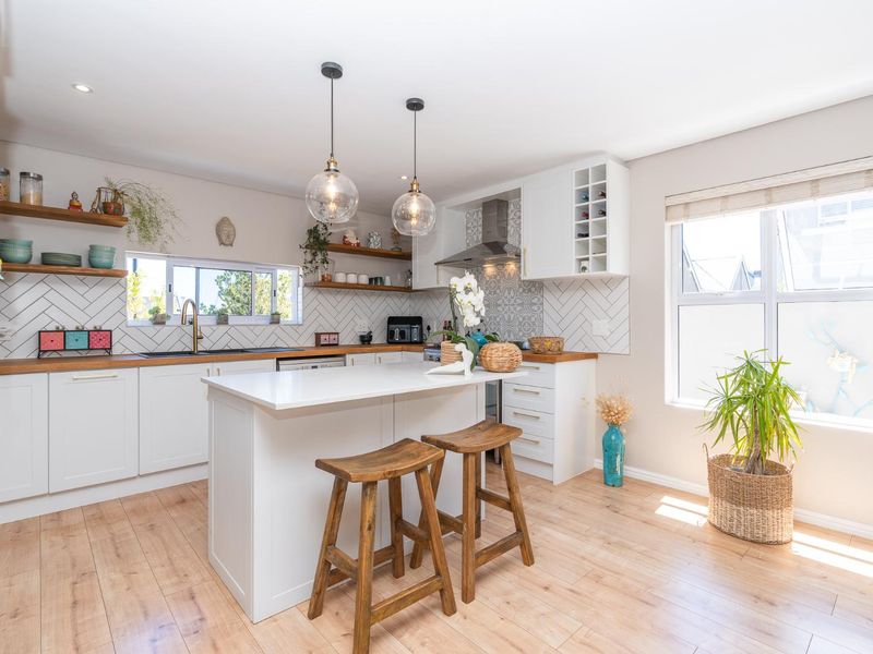 Family Home in Eco-Friendly Somerset Lakes! - Photo 7