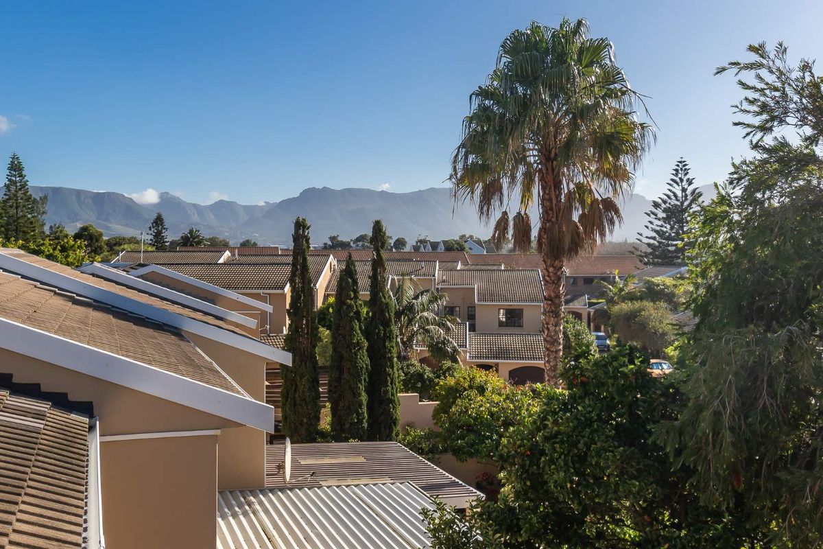 Spacious Lock ‘N Go 2 Bed Apartment In Sought After Complex - Photo 4