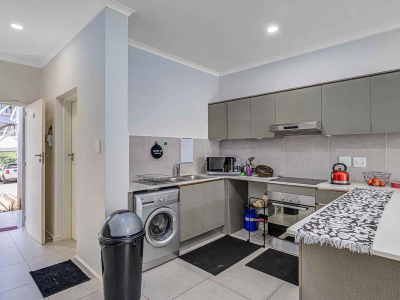 Modern Pet-Friendly Garden Apartment in Prime Greenstone Location - Photo 3