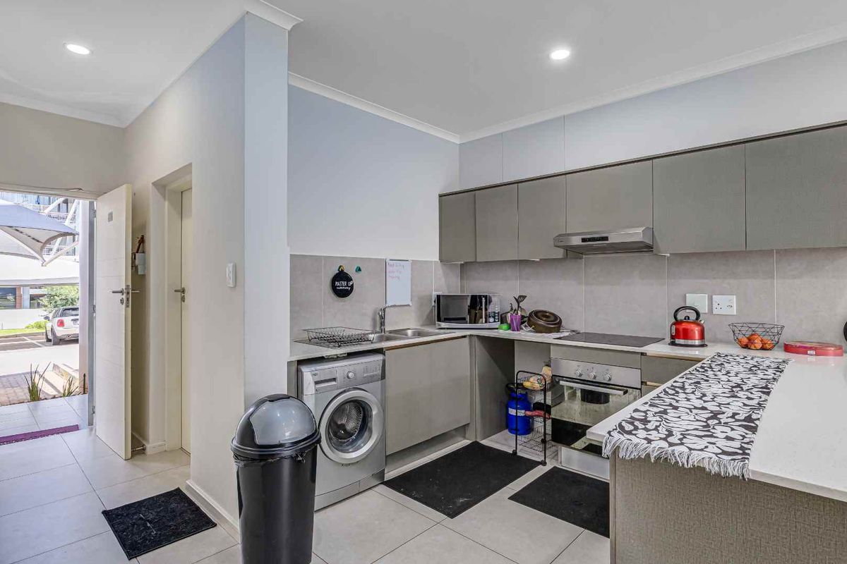 Modern Pet-Friendly Garden Apartment in Prime Greenstone Location - Photo 3