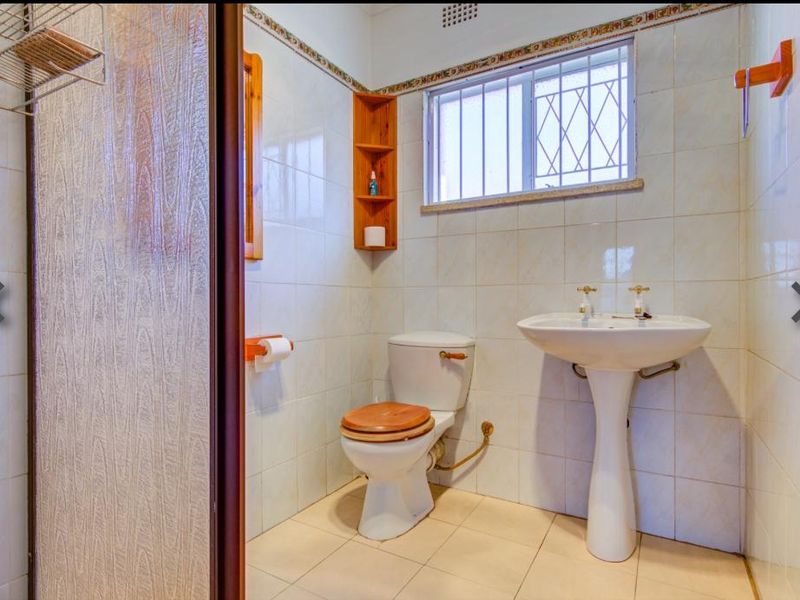 " Charming Family Home with Abundant Amenities" - Photo 9