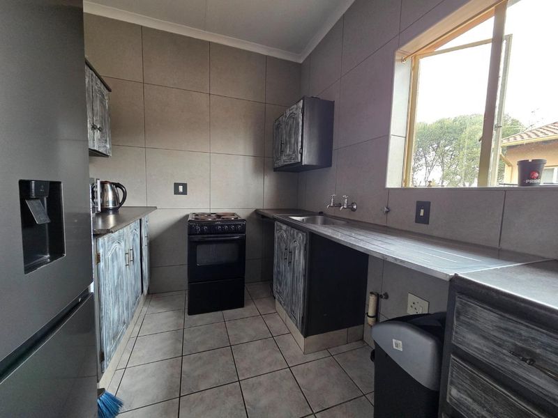 Secure & Stylish Upstairs Unit in Verwoerdpark - Photo 7