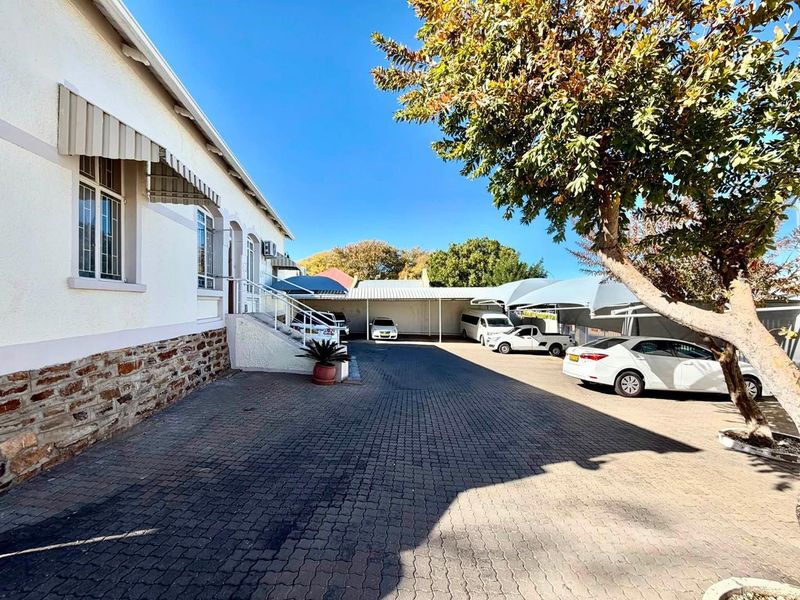 Office TO LET in CBD - Photo 1