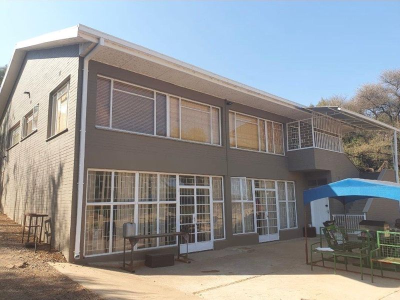 Riverfront 4-Bedroom Double Storey Home with Apartment in Barkly West - Photo 2