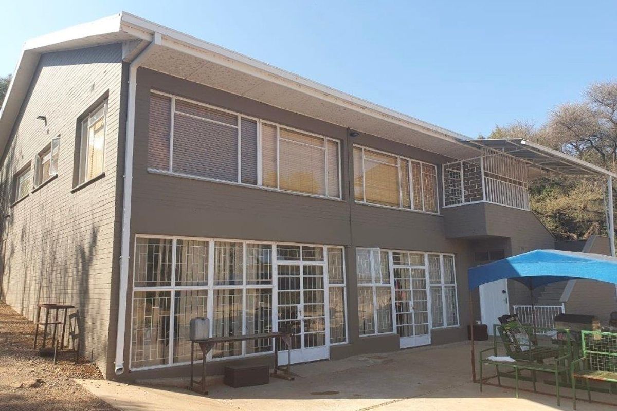 Riverfront 4-Bedroom Double Storey Home with Apartment in Barkly West - Photo 2