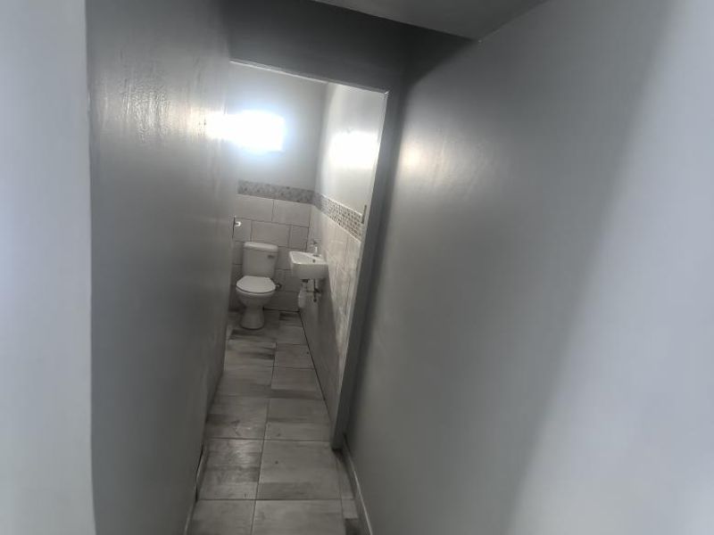 20m2 Premises to let - Photo 6