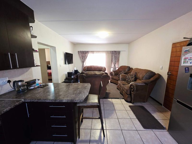 Priced to sell !!    Spacious 2-Bedroom, 2-Bathroom Ground Floor Unit for Sale - Photo 3