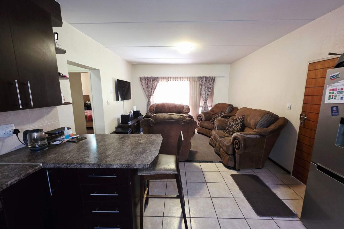 Priced to sell !!    Spacious 2-Bedroom, 2-Bathroom Ground Floor Unit for Sale - Photo 3