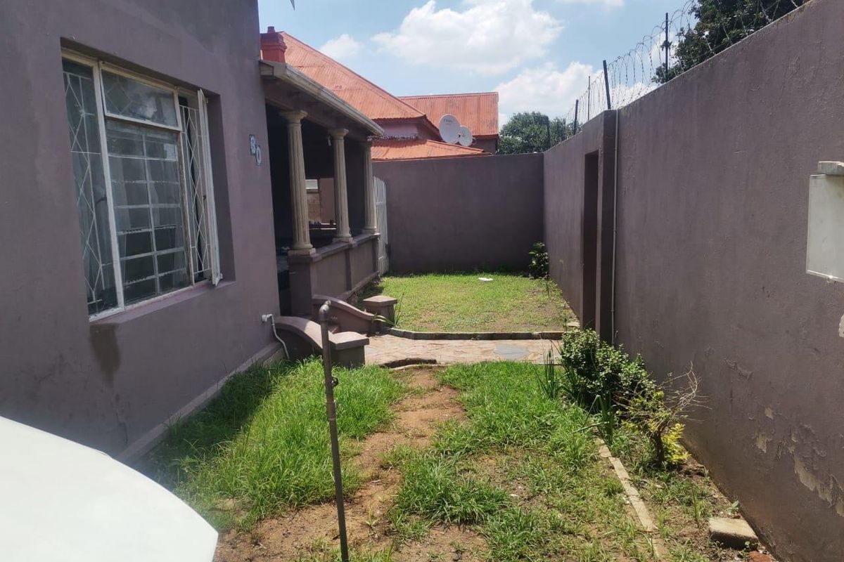 Calling all deveopers or someone keen to take on a project home!! - Photo 2