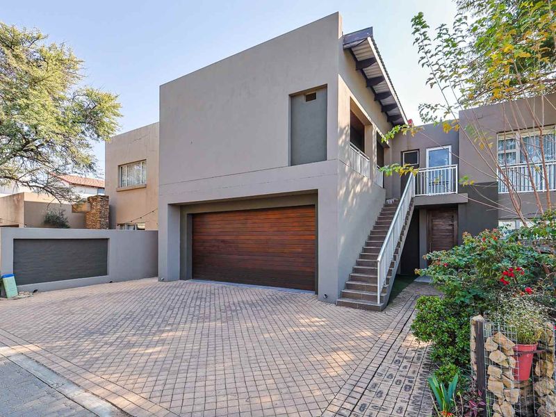 Stunning 4-Bedroom Family Home with Flatlet and Exceptional Entertainment Areas in Six Fountains Residential Estate - Photo 1