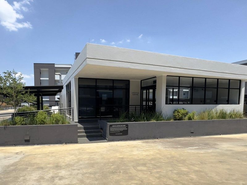 Luxurious 3-Bedroom Apartment for Sale in Waterkloof on Main - Photo 7