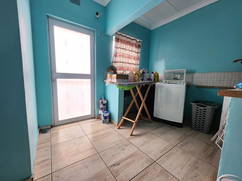 Charming 3-Bedroom Family Home with Pool in Heuwelsig - Photo 8