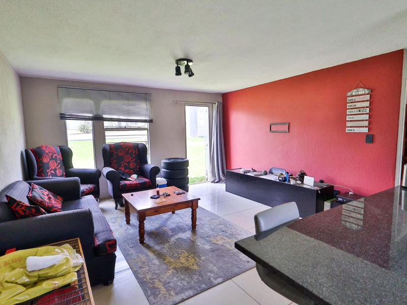 Modern Renovated Ground Floor 2-Bed Unit in Secure Ridgeway Complex - Photo 2