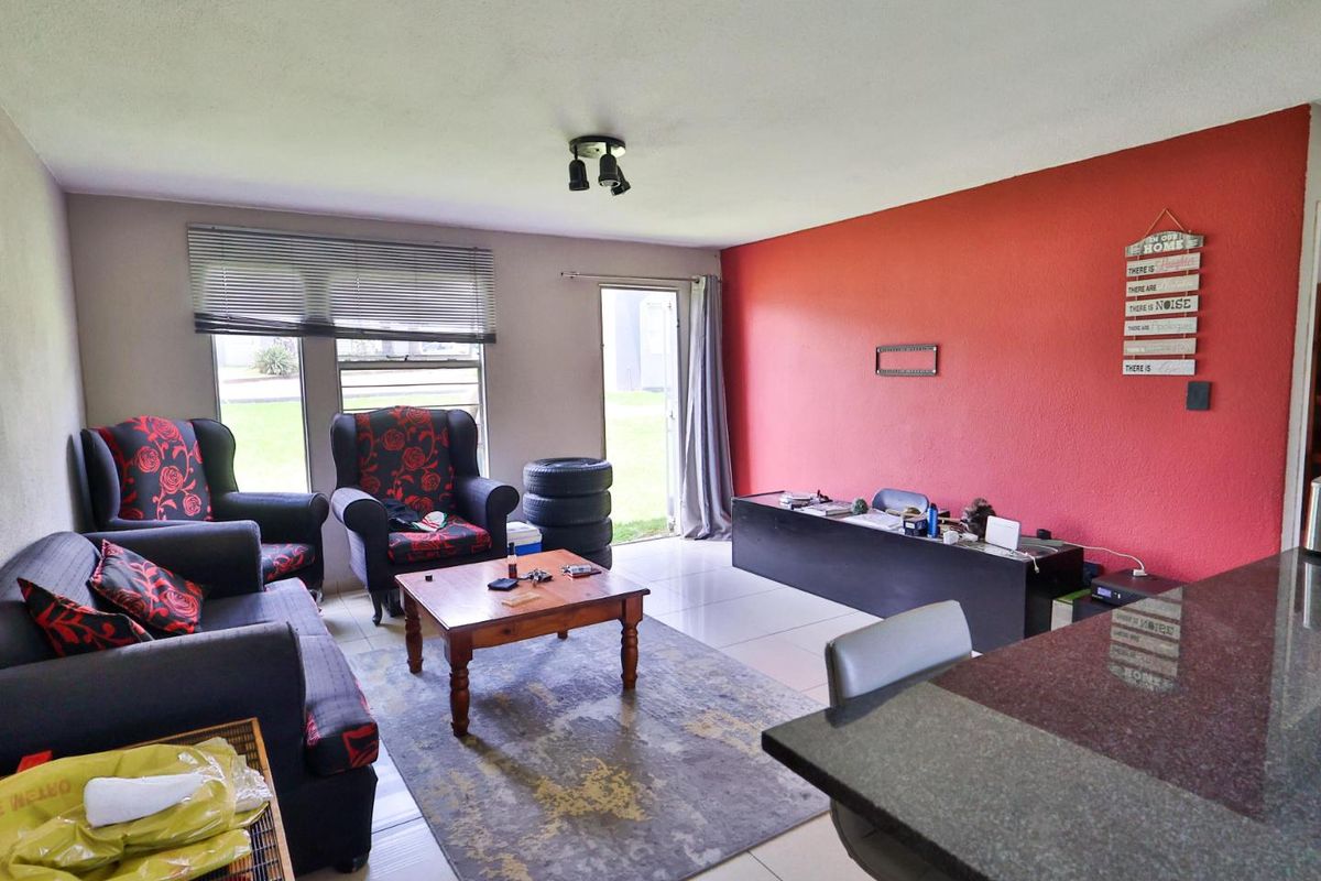 Modern Renovated Ground Floor 2-Bed Unit in Secure Ridgeway Complex - Photo 2