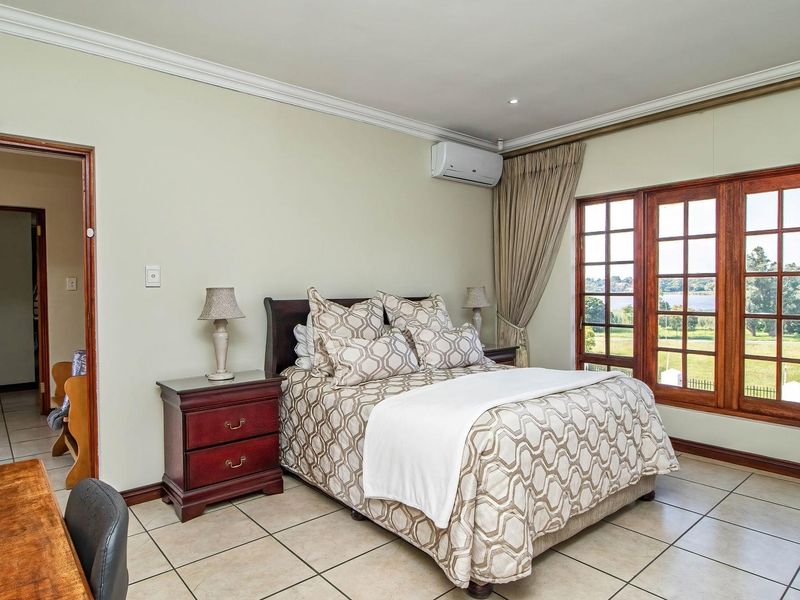 Distinguished Family Residence with Panoramic Views, Flatlet & Solar Power - Photo 8