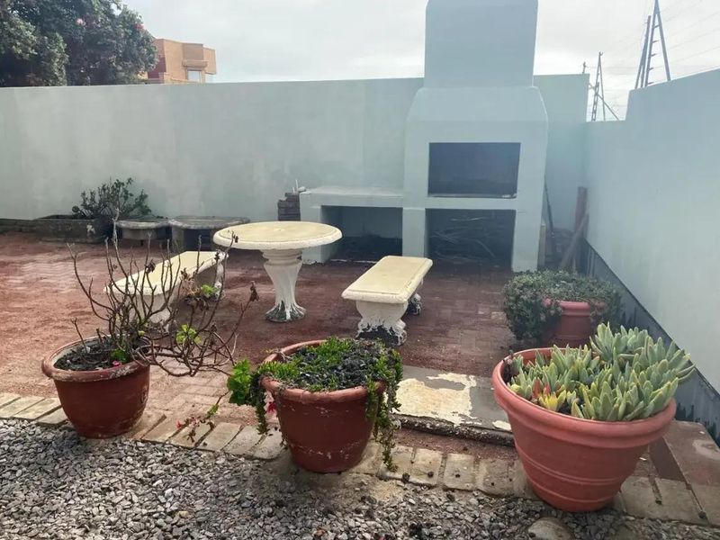 Luxurious 9-Bedroom Oceanfront Guesthouse in Vogelstrand - Photo 10