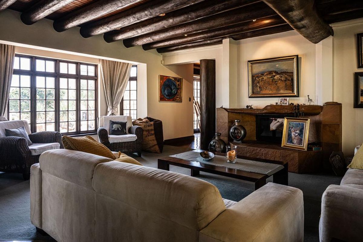 FOR SALE- MASSIVE 3 BEDROOM HOUSE WITH SEPARATE FLAT IN KRAMERSDORF, SWAKOPMUND, NAMIBIA - Photo 5