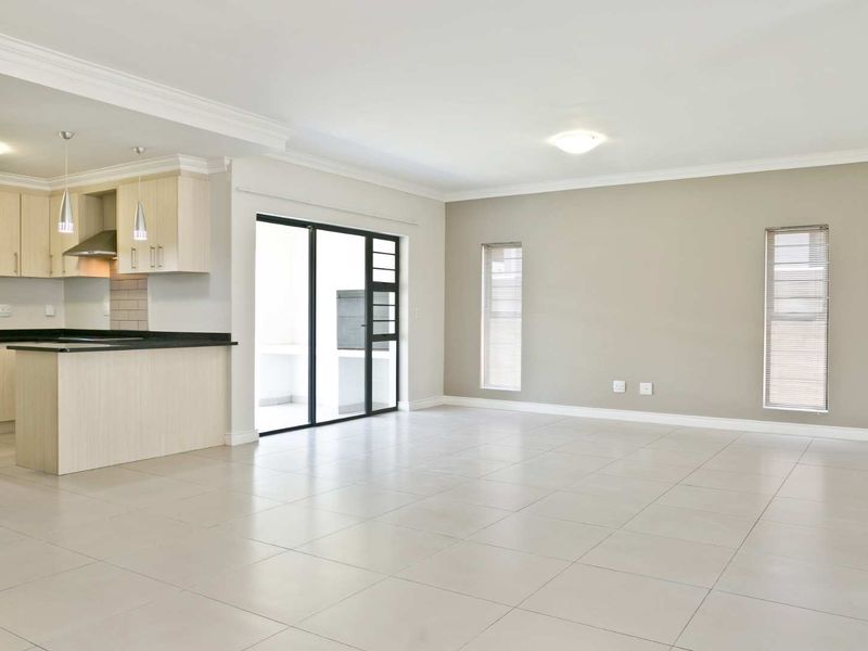 Spacious Three bedroom with Double garage - Photo 6