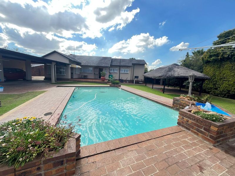 This charming three-bedroom home is ideally situated just a short walk from ElspHigh school - Photo 8