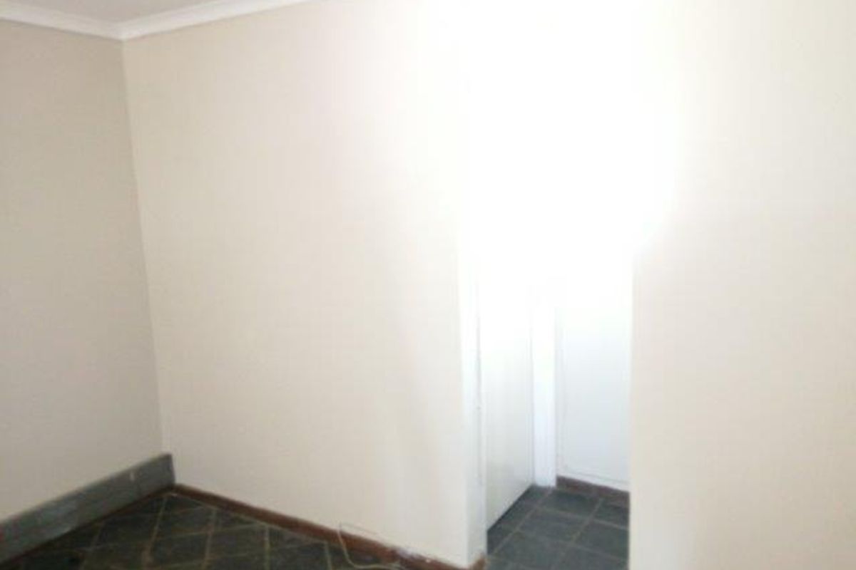 OFFICE BUILDING - EXCELLENT LOCATION - FOR SALE - Photo 4