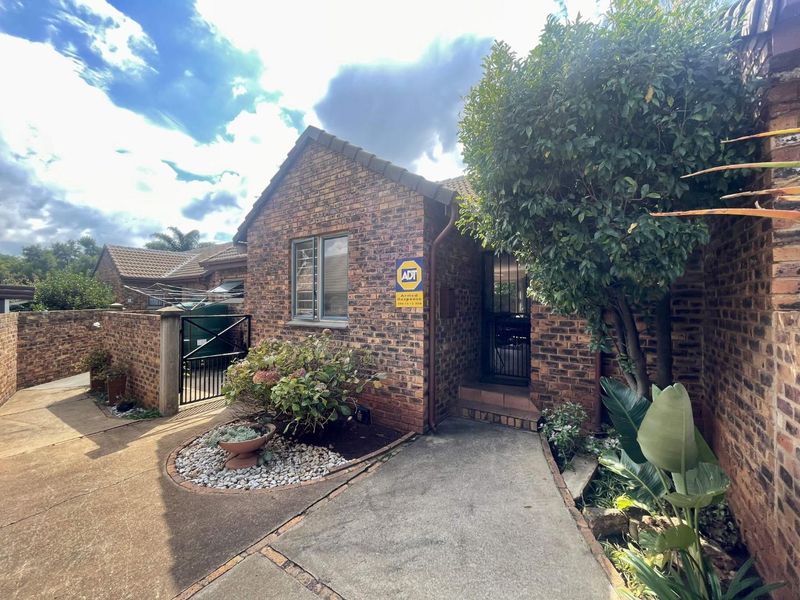 No Loadshedding | Bright 2-Bed Townhouse with Garden & Garage in Die Hoewes! - Photo 2