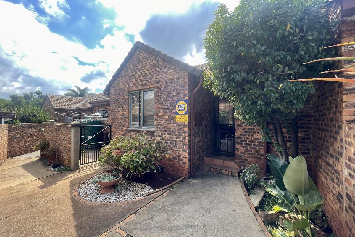 No Loadshedding | Bright 2-Bed Townhouse with Garden & Garage in Die Hoewes! - Photo 2