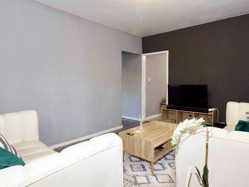 Spacious 1 bedroom, ground floor unit. - Photo 9