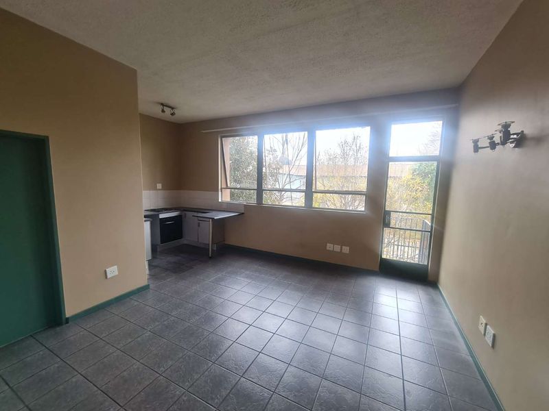 Charming First-Floor Bachelor Apartment for Sale in Richmond - Photo 4