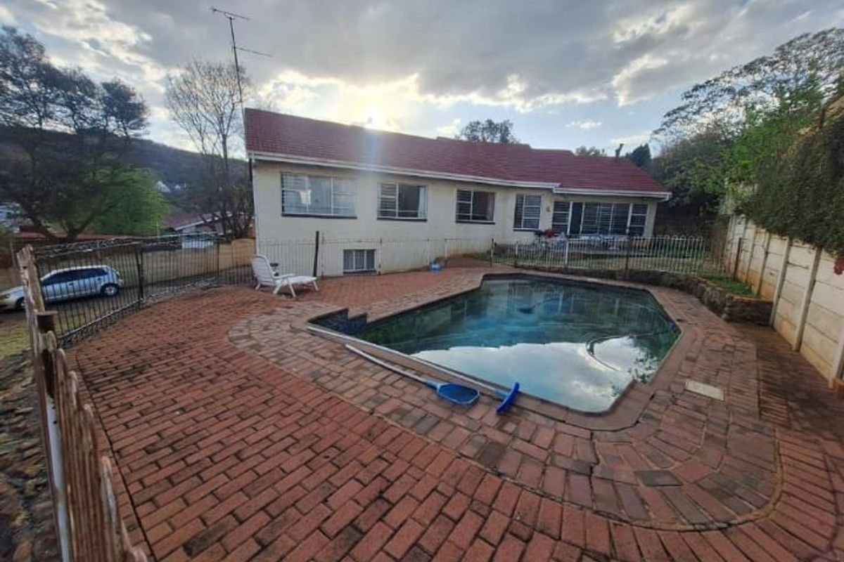 4 Bedroom House for Sale in Kiblerpark Johannesburg South - Photo 4