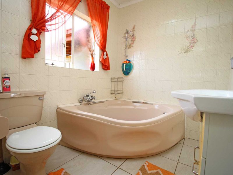 CITY LIFE AND SERENITY GREETS YOU AS YOU ARRIVE AND STEP INTO THIS PEACEFUL AND BEAUTIFUL HOME - Photo 8