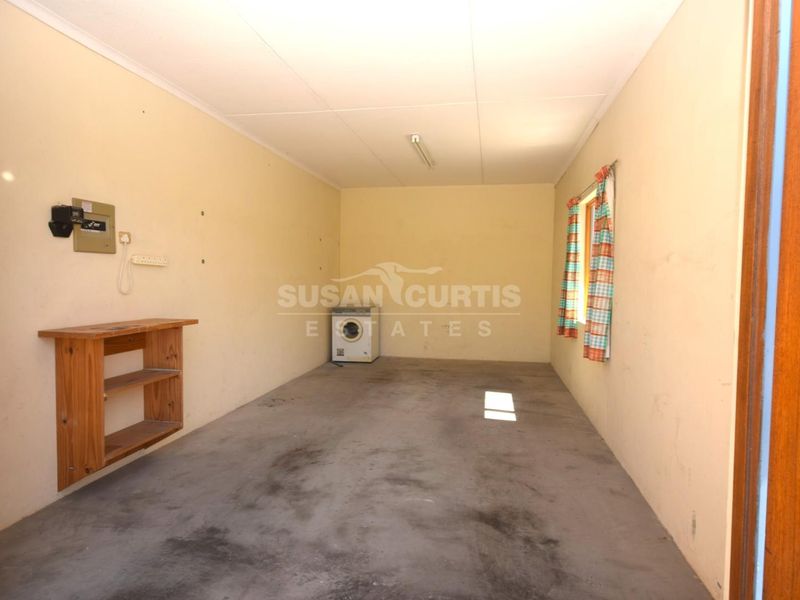 Secure back yard flat with a garage - Photo 7