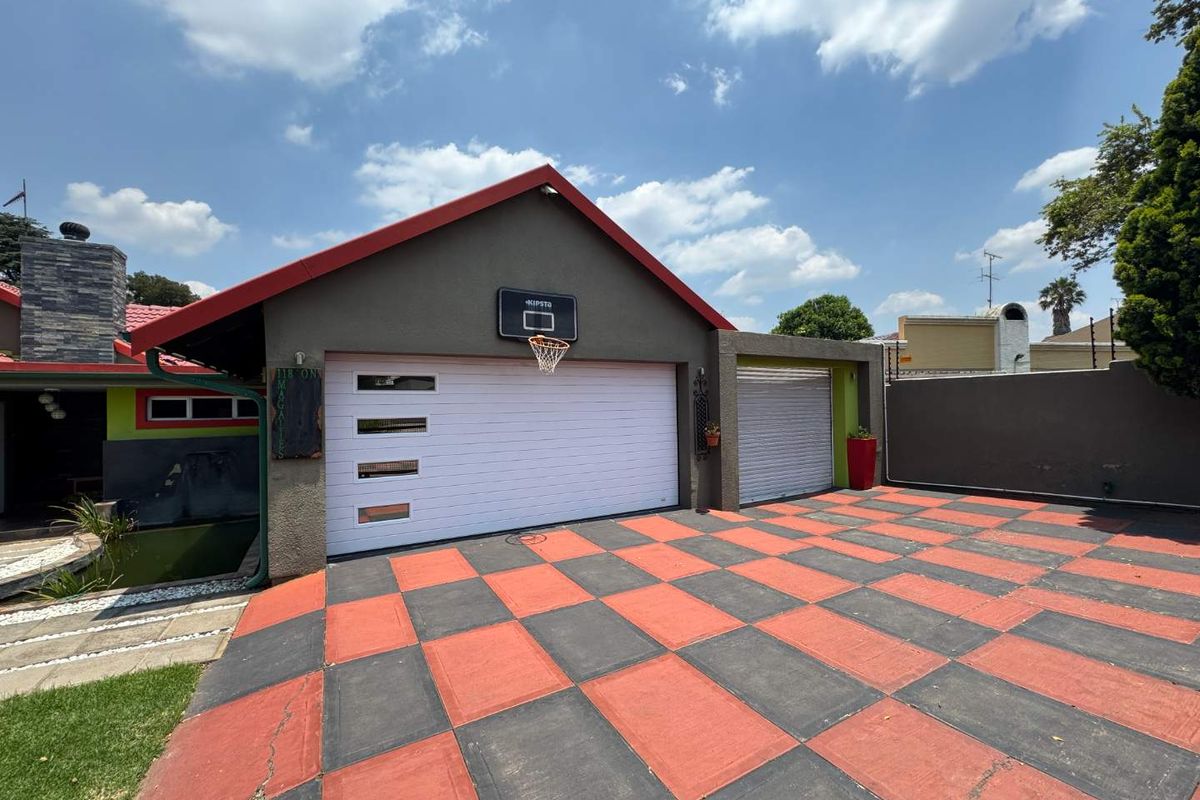 Large Family Home for Sale - Photo 3