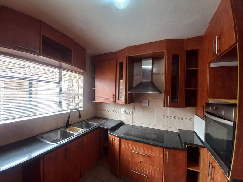 Charming 2 Bedroom Flat - Photo 2