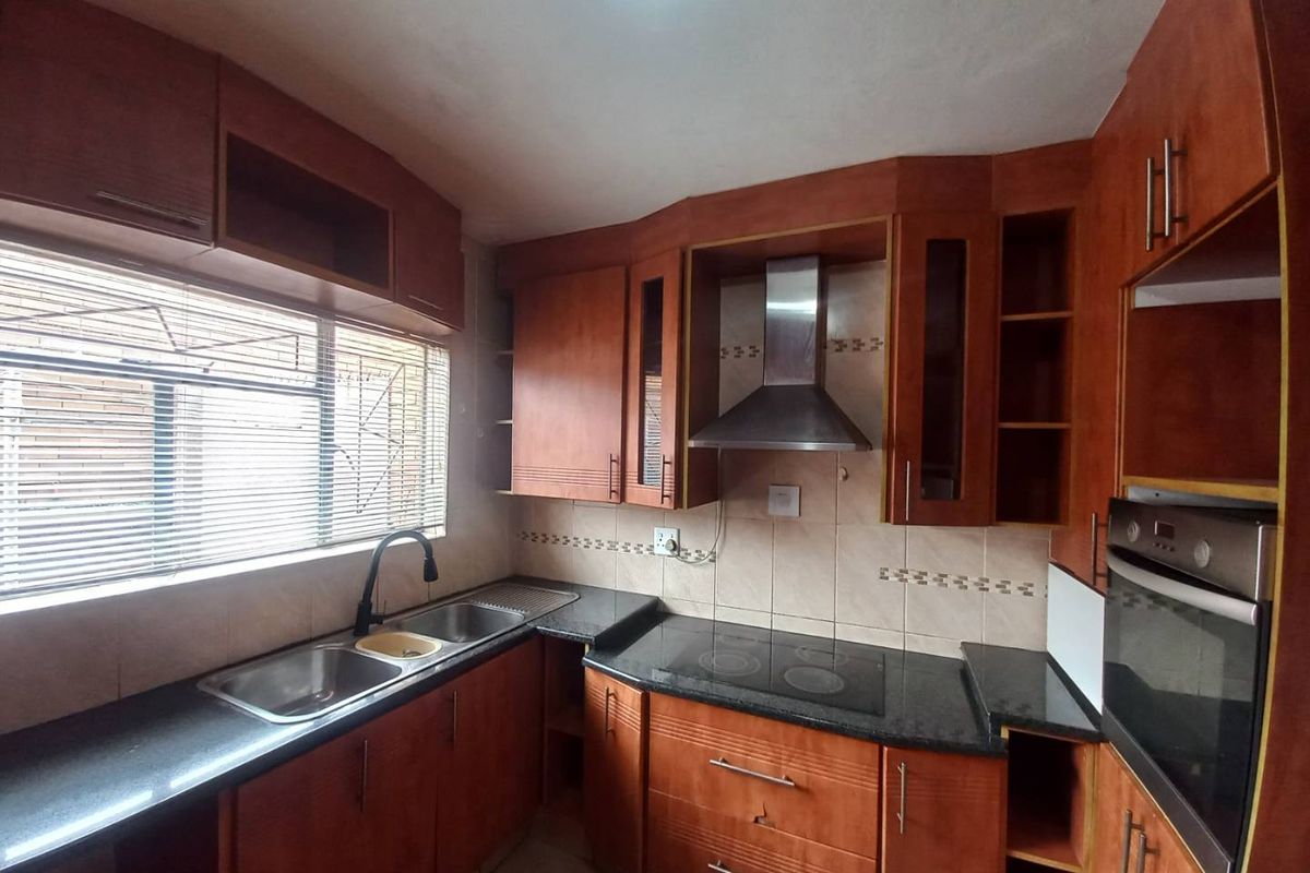 Charming 2 Bedroom Flat - Photo 2