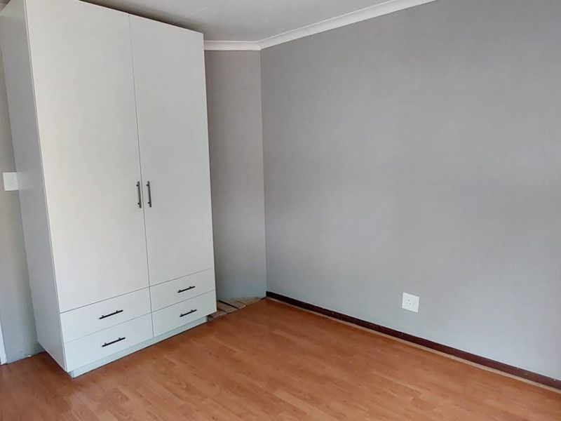 Exquisite Duplex: Modern Comfort Meets Style - Photo 10