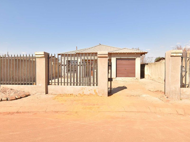 Large Family Home - Photo 2