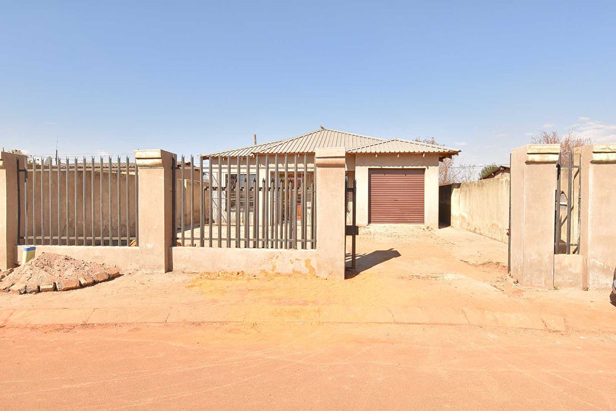 Large Family Home - Photo 2